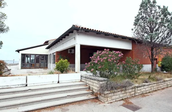  Portoroška Taverna, ki je bila nekdaj priljubljeno shajališče, že dlje 
časa nezadržno propada. Z ruskim lastnikom naj bi zasijala v novi 
podobi.  