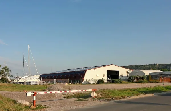 Naprodaj je občinsko  zemljišče med hangarjem  in  Cesto solinarjev.