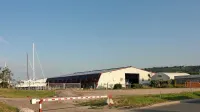 Naprodaj je občinsko  zemljišče med hangarjem  in  Cesto solinarjev.