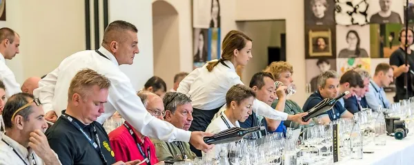 Stopnjevanje od svežih do maceriranih briških rebul v Vili Vipolže.