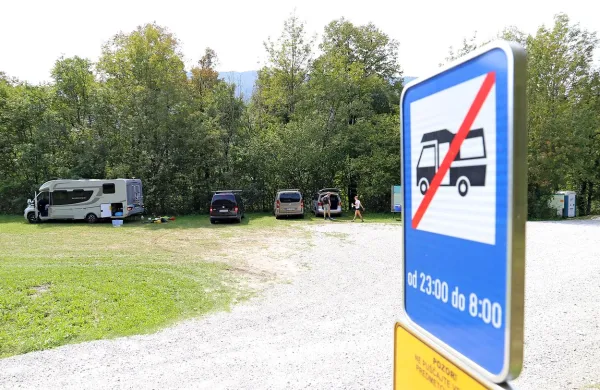 Na vstopno-izstopnem mestu na Kamnem so nedavno postavili tablo, da je parkiranje za avtodome prepovedano.  
