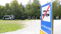 Na vstopno-izstopnem mestu na Kamnem so nedavno postavili tablo, da je parkiranje za avtodome prepovedano.  