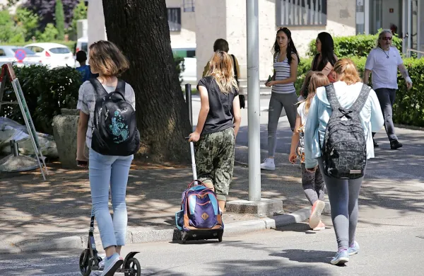  Prvošolčkov je  skoraj toliko kot lani,  dijakov, ki bodo prvič prestopili   prag srednjih šol, pa je   dobrih 2000  več.  

 