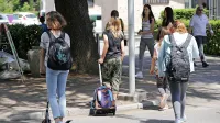  Prvošolčkov je  skoraj toliko kot lani,  dijakov, ki bodo prvič prestopili   prag srednjih šol, pa je   dobrih 2000  več.  

 