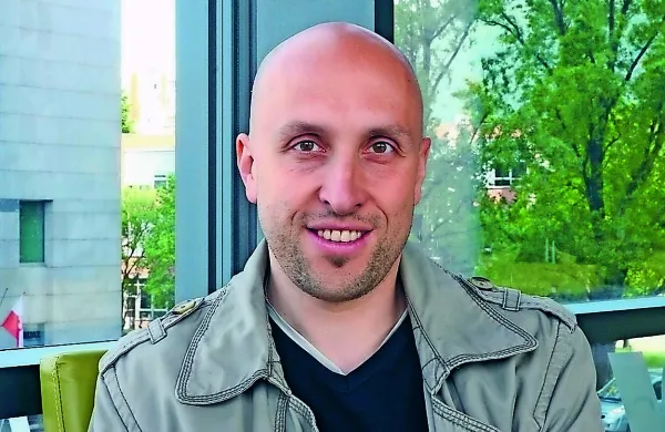 Dr. David Bandelj je pesnik, literarni zgodovinar in zborovodja iz 
Gorice, eden od gostov letošnje Vilenice, s pesmimi zastopan tudi 
v festivalskem zborniku,    