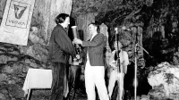 Tako je  na drugem festivalu Vilenica leta 1987 v edinstvenem 
jamskem okolju predsednik Društva slovenskih pisateljev Rudi 
Šeligo izročil nagrado avstrijskemu pisatelju Petru Handkeju.  