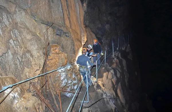 Pot v Hankejevem kanalu obnavljajo v starem slogu, nameščajo le 
železne palice, ki služijo kot ograja, kjer zmanjka tal, pa nameščajo 
lesene deske. 