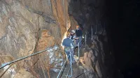 Pot v Hankejevem kanalu obnavljajo v starem slogu, nameščajo le 
železne palice, ki služijo kot ograja, kjer zmanjka tal, pa nameščajo 
lesene deske. 