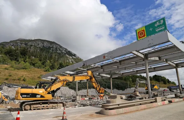 Krajani pred zaporo zahtevajo obnovo stare ceste