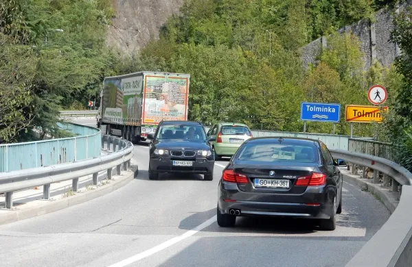 Most čez Tolminko bodo razširili  za večjo varnost pešcev. 