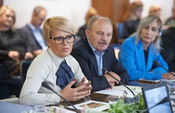 Kandidatka Desusa za kmetijsko ministrico Aleksandra Pivec je 
prepričala parlamentarni odbor za kmetijstvo.