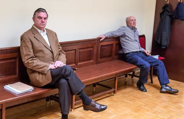 Anton Može (levo) in Milan Martinčič (desno) se na koprskem 
sodišču zagovarjata zaradi pretepa, ki se je julija 2015 zgodil sredi 
Senožeč. 