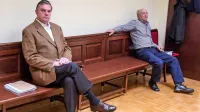 Anton Može (levo) in Milan Martinčič (desno) se na koprskem 
sodišču zagovarjata zaradi pretepa, ki se je julija 2015 zgodil sredi 
Senožeč. 
