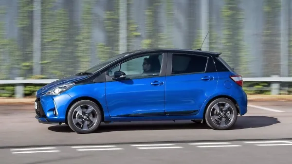 Kljub dvobarvni izvedbi ostaja yaris klasika med manjšimi avtomobili.