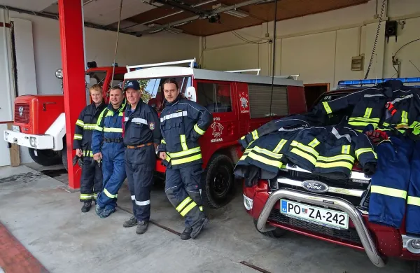 Poveljnik PGD Košana Danjel Boštjančič (z leve), gasilec Mitja Železnik, dolgoletni predsednik Jože Morel in podpredsednik David Kapelj.  