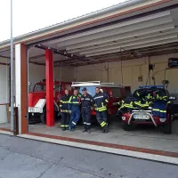 Vozila PGD Košana so stara, zato so gasilci marsikdaj tudi mehaniki, pravijo. 