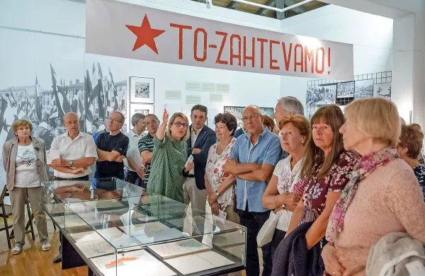 Obiskovalce je ob odprtju po razstavi v vili Bartolomei popeljala 
avtorica dr. Kaja Širok. 