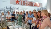 Obiskovalce je ob odprtju po razstavi v vili Bartolomei popeljala 
avtorica dr. Kaja Širok. 