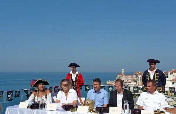 Sobotni Neptunov sprevod (ob 16. uri izpred pomorske šole) in krst med 18. in 19. uro ob  Hotelu Piran  so napovedali (z leve): Irena 
Dolinšek, Vojka Štular, Borut Butinar, Igor Novel  in major Andrej Pečar. V ozadju stojita dijaka   Sergej Štrafela in Husein Tahirović.    