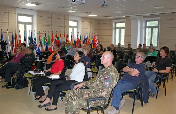 Javne predstavitve nove pobude za DPN za osrednje vojaško 
vadišče so se udeležili predvsem predstavniki civilne iniciative za 
Pivško kotlino brez streljanja in naravovarstvenih organizacij.