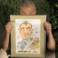 Mojca Kumerdej in Ilija Trojanow sta  v Kopru dobila   karikaturi. 
Domačinka Lorella Fermo je   Trojanowa postavila v družbo njemu 
ljubega  raziskovalca Richarda Francisa  Burtona. Na hudomušno 
upodobitev se je  pisatelj za naš časopis odzval - hudomušno. 