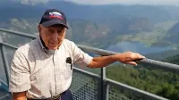 Vse je hotel videti, poskusiti, doživeti, sta bili nad vnemo strica Franka, da se naužije 
Slovenije, osupli in navdušeni njegova nečakinja Allison in svakinja Agnes.

