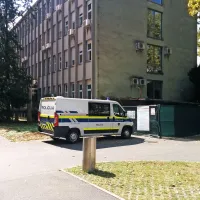 68-letnega D. K. iz Črnič so včeraj okoli 13. ure privedli k 
preiskovalni sodnici novogoriškega okrožnega sodišča. 