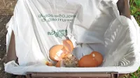 Vrečke za biološke odpadke morajo Koprčani kupovati sami.