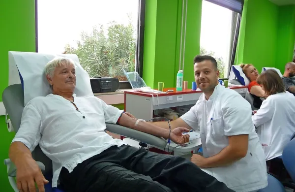 Vojteh Dovč je že 160-krat daroval kri. V Istri in daleč naokrog mu 
ni para. Sam pa, med smehom,  pravi, da so brez konkurence 
kranjske klobase, ki jih dobijo krvodajalci.