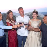 Snovalci Vinske fontane Marezige (od desne) - Alen Babič, 
slovenska vinska kraljica Katarina Pungarčič, župan Boris Popovič, vinska kraljica slovenske Istre Julija Jogan in direktor 
Vinakopra Borut Fakin