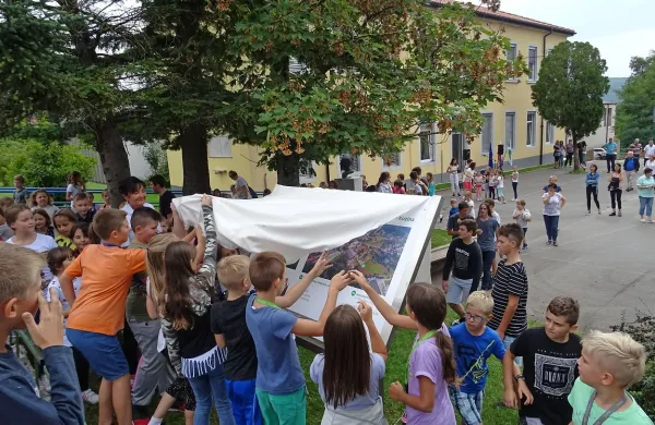  Šolarji so skupaj z županjo  pred šolo odkrili tablo z načrti za novo 
večnamensko in balinarsko dvorano ter nogometno igrišče. 