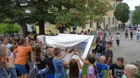  Šolarji so skupaj z županjo  pred šolo odkrili tablo z načrti za novo 
večnamensko in balinarsko dvorano ter nogometno igrišče. 