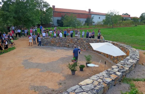 Kal Kalina leta 2018 nima več vode, a je preurejen v prostor, na 
katerem se bodo lahko vaščani srečevali.