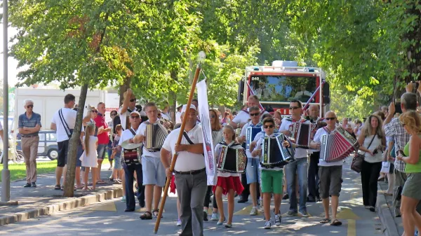 Praznik občine Sežana s povorko privabi veliko ljudi iz vseh štirih 
občin. Letos je prireditve na prostem sicer odneslo  slabo vreme.