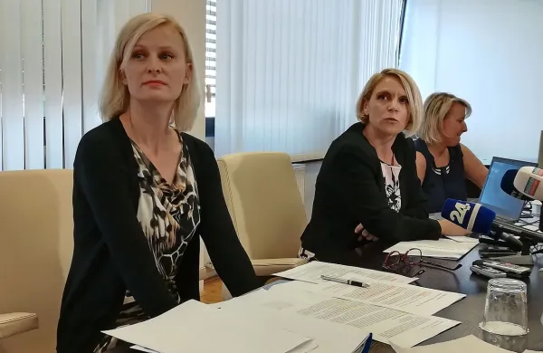 Reorganizacija CSD je bila vsebinsko in procesno zahteven proces, 
s katerim se je ukvarjalo veliko ljudi, trajal pa je več let, pravi  
ministrica v odhodu Anja Kopač mrak (v sredini). 