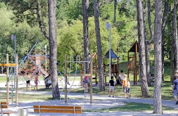 Mnogi so prepričani, da bi lahko “prešpricali” vsaj območja igrišč, 
kot to počnejo v sosednji Gorici. A na občini odgovarjajo: tudi če bi 
se tako odločili, tega ne smemo narediti. 