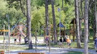 Mnogi so prepričani, da bi lahko “prešpricali” vsaj območja igrišč, 
kot to počnejo v sosednji Gorici. A na občini odgovarjajo: tudi če bi 
se tako odločili, tega ne smemo narediti. 
