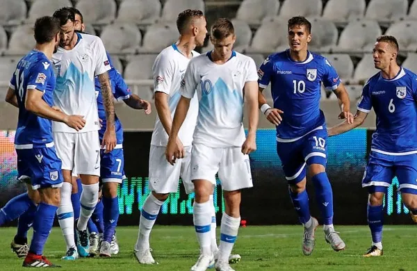 Sklonjene glave slovenskih reprezentantov po tekmi  na Cipru.