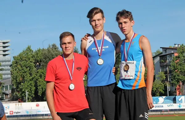 Tine Šuligoj (AK Gorica,  v sredini) na podelitvi zlata v troskoku.