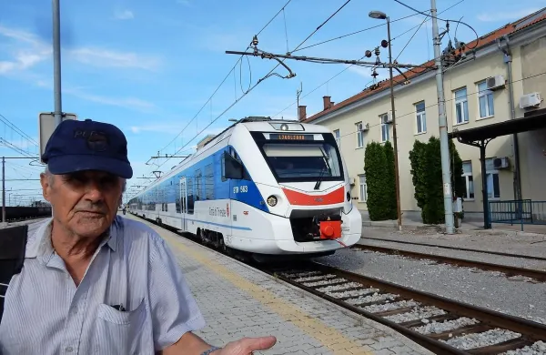 “Prej sem od Opčin do Sežane plačal dva evra, danes samo 80 
centov,” se je včeraj čudil Ivan Pertot. V obratni smeri pa  je nov 
vlak vozovnice podražil, a na srečo samo za dva dni.