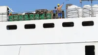 Luka Koper bo po napovedih predsednika uprave Dimitrija Zadela 
v septembru objavila prve razpise za prosta delovna mesta (za več 
kot 300 delavcev, ki naj bi jih neposredno zaposlili), za kadrovske 
agencije (prek katerih bi delalo približno 350 delavcev) in za 
zunanja pogodbena podjetja (za dejavnosti, ki jih bodo prepustili 
zunanjim podjetjem, denimo avtomobilski terminal) v okviru 
spreminjanja dosedanjega modela podjetij izvajalcev pristaniških 
storitev.


