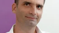 Klemen Miklavič, obkrožen s kolegi, v novih prostorih gibanja v 
Eda centru. 
