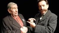 Scenarist  Matjaž Pikalo (desno) kot Ivan Cankar ob   Juriju Součku, interpretu Kurenta 