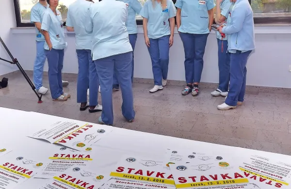 Zaposleni v zdravstveni negi so leta 2013  stavko zamrznili, opozorilno so 
dve uri stavkali še februarja letos, fotografija je iz izolske bolnišnice.

