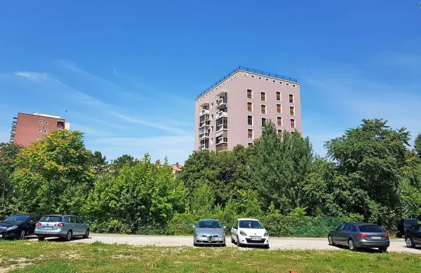Stanovalci bloka na Muzejskem trgu 4 so do zdaj imeli na voljo 
parkirne dovolilnice, zato se jim zdi nesprejemljivo, da bodo 
morali v prihodnje v podzemni garaži parkirati pod enaki pogoji 
kot vsi drugi uporabniki.