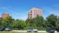 Stanovalci bloka na Muzejskem trgu 4 so do zdaj imeli na voljo 
parkirne dovolilnice, zato se jim zdi nesprejemljivo, da bodo 
morali v prihodnje v podzemni garaži parkirati pod enaki pogoji 
kot vsi drugi uporabniki.