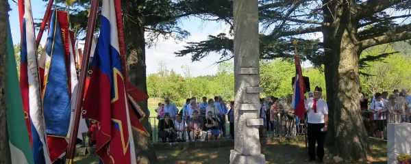 Pred spomenikom  na gmajni pri Bazovici so se v nedeljo poklonili 
bazoviškim junakom. 