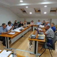 Komenski občinski svetniki so soglasno podprli predlog Stojana 
Kosmine (drugi z leve), da pet slovenskih občin  pozove državo, naj 
se opredeli do gradnje sežigalnice. 