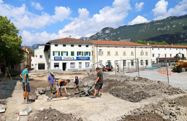 Na delu Lavričevega trga še potekajo arheološke raziskave, zraven 
pa gradbinci  gradijo novo komunalno omrežje. 