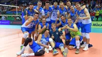 Slovenci (levo zgoraj je eden ključnih mož, Izolan Mitja Gasparini) 
so se takole veselili zmage nad Dominikansko republiko. 